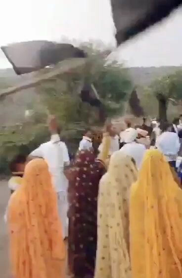  कांग्रेस के थानागाजी से प्रत्याशी कांति मीणा को ग्रामीणों ने दिखाए काले झंडे