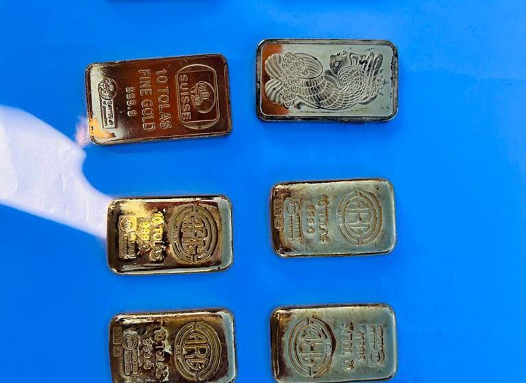  आठ सोने की छड़ों के साथ दो तस्कर गिरफ्तार