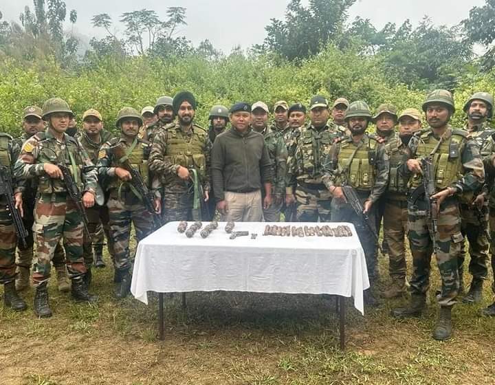  मणिपुर में भारी मात्रा में हथियार और गोला बारूद बरामद