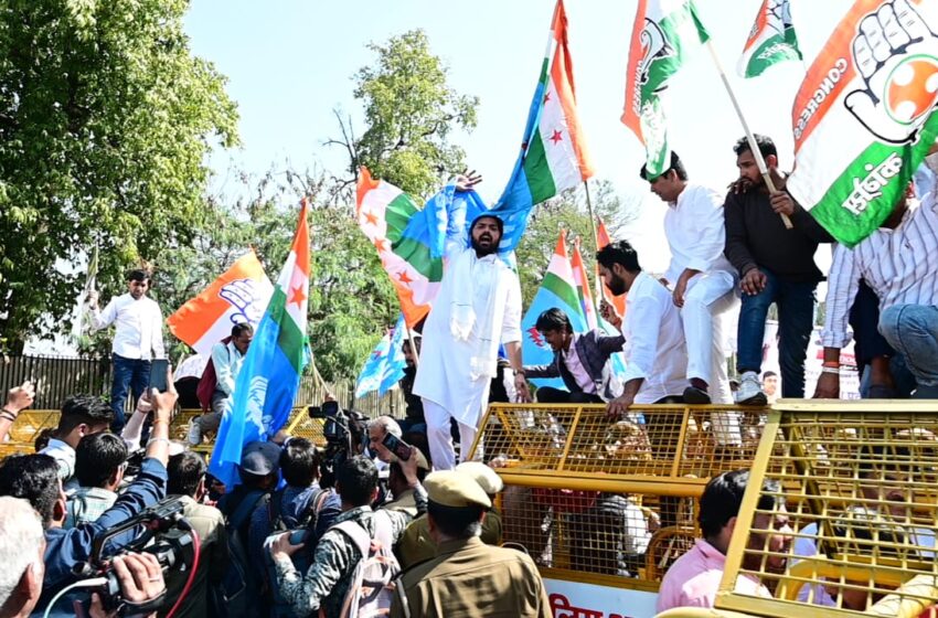  कांग्रेस के खाते फ्रीज करने के विरोध में जयपुर में प्रदर्शन, बैरिकेड्स पर चढ़े कार्यकर्ता