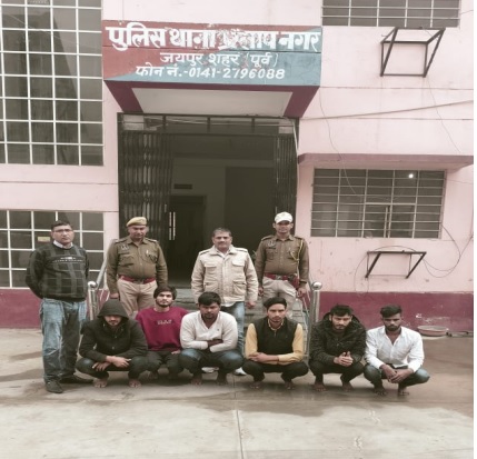  जयपुर एयरपोर्ट पर तस्करी कर लाए जा रहे सोने की लूटने की फिराक में बैठे छह संदिग्ध गिरफ्तार