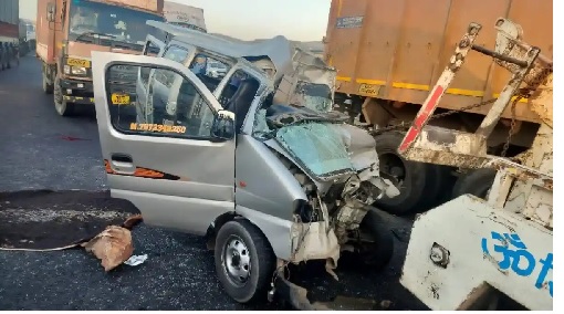 तेज रफ्तार कार सड़क पर खड़े ट्रेलर में जा घुसीः हादसे में चार लोगों की मौत