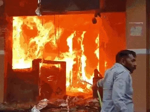  हॉस्टल में आग से सात छात्र झुलसे, भगदड़ के बीच बालकनी से कूदे छात्र