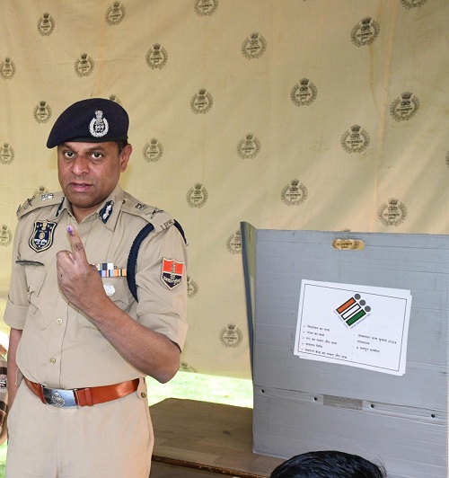  जयपुर पुलिस कमिश्नर ने लोकसभा चुनाव में पोस्टल बैलेट के माध्यम से किया मतदान