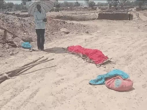  पूर्व सरपंच पति ने अंतिम संस्कार करने से रोका, मां की अर्थी को लेकर धूप में बैठे रहे बेटे