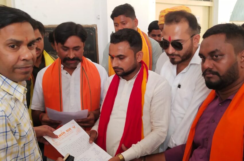  जम्मू-कश्मीर में हुए आतंकी हमले से नाराज बजरंग दल और विहिप ने फूंका आतंकियों का पुतला