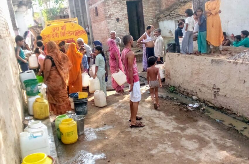  एक किसान गांव के लोगों की बुझा रहा प्यास