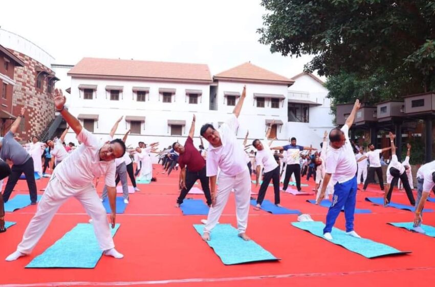  सूरत में विश्व योग दिवस पर केंद्रीय मंत्री सीआर पाटिल ने भाग लिया