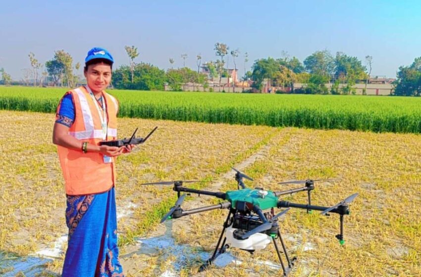  कभी स्कूटी नहीं चला पाती थी पुष्पा, अब ड्रोन उड़ाकर खेतों में कर रही स्प्रे