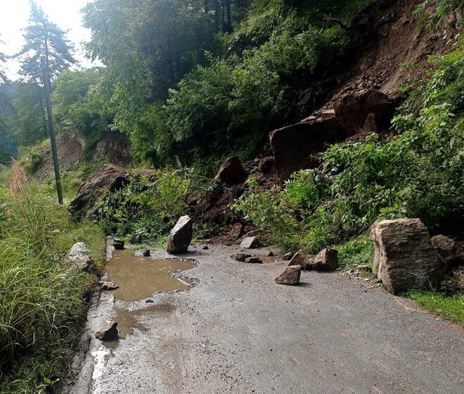  हिमाचल प्रदेश में भूस्खलन से 10 सड़कें अवरुद्ध, अब तक 175 करोड़ का नुकसान