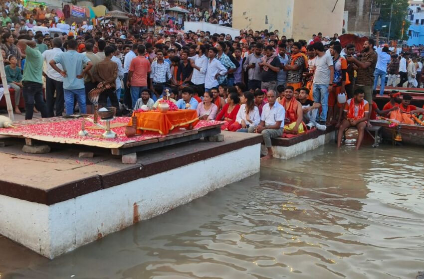  गंगा की लहरों में उफान, घाटों का सम्पर्क मार्ग डूबा, आरती स्थल भी बदला