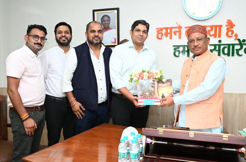  मुख्यमंत्री साय को डॉ पंकज द्विवेदी ने भेंट की अपनी स्वरचित किताब ‘द पॉसिबिलिटी’