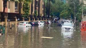  मुंबई में भारी बारिश से कई इलाकों में जलभराव, लोकल ट्रेनें प्रभावित