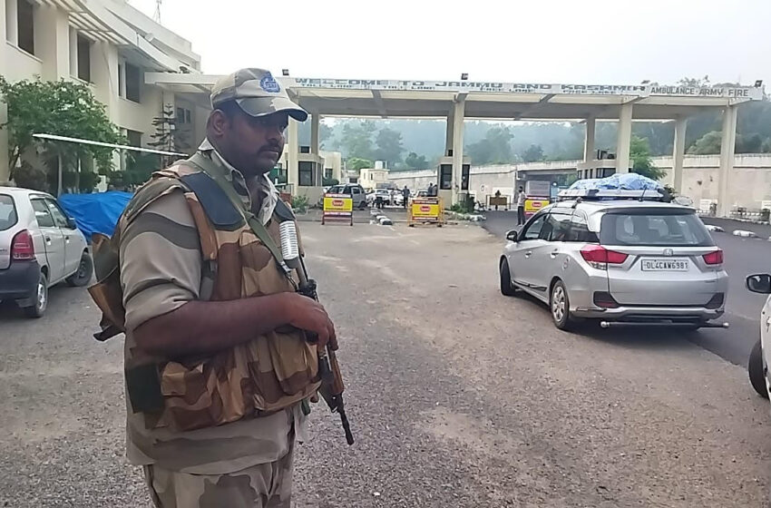  जम्मू संभाग में हाई अलर्ट, राष्ट्रीय राजमार्ग से सटे स्कूलों को बंद करने के आदेश
