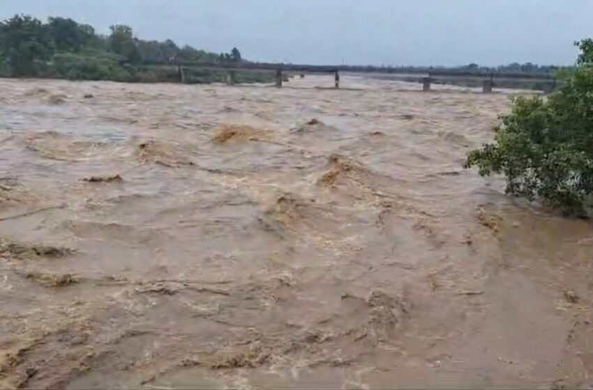  भारी बारिश से भैरवी नदी का बढ़ा जलस्तर, मां छिन्नमस्तिका मंदिर में घुसा बाढ़ का पानी