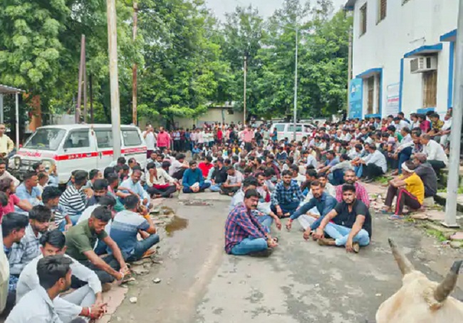  नर्मदापुरमः चार दिन से लापता छात्र का शव मिलने के बाद ग्रामीणों में आक्रोश, जिला अस्पताल में दिया धरना