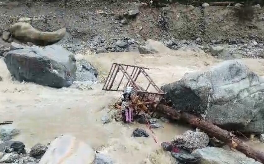  केदारघाटी: सोनप्रयाग मंदाकिनी नदी पर बनाया गया पैदल पुल बहा