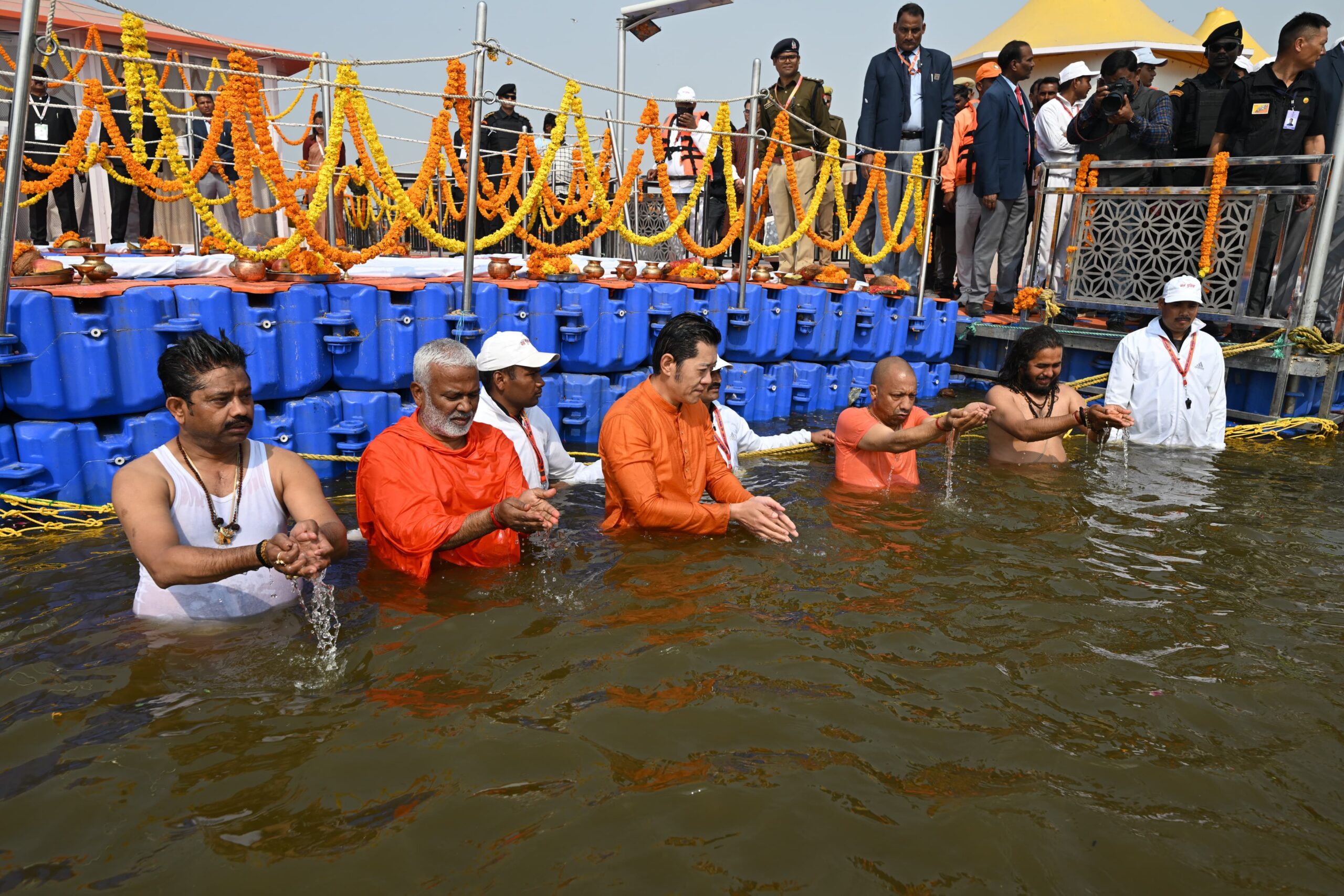 भूटान नरेश ने सीऍम योगी के साथ लगाई संगम में डुबकी