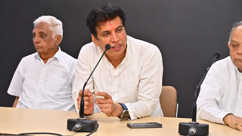 दिल्ली में झुग्गी तोड़ने को लेकर सियासी घमासान: केजरीवाल पर कांग्रेस का तीखा हमला, “मगरमच्छ के आंसू” करार