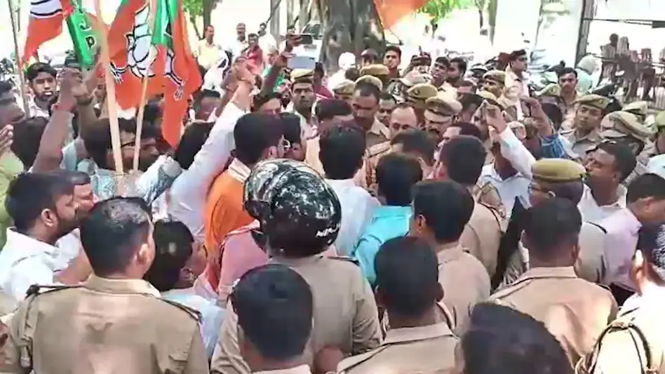 बलिया में सियासी बवाल: बीजेपी नेता की रिहाई के लिए प्रदर्शन, करणी सेना का समर्थन