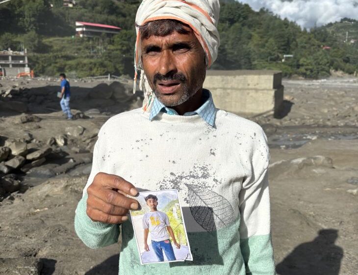   ‘काम करने आया था बेटा, अब कहां तलाशें’- गीली मिट्टी में फंसी मशीनें, हाथों से हो रही डेडबॉडी की तलाश