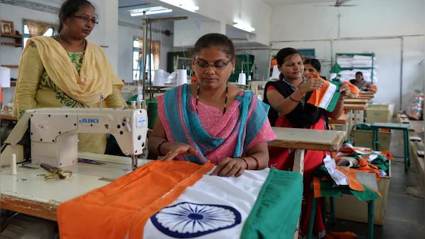  प्रयागराज में महिलाएं बना रहीं राष्ट्रीय ध्वज: तिरंगा बनाकर कमाई के साथ आत्मनिर्भरता की मिसाल, बोलीं- सभी को आत्मनिर्भर बनना जरूरी