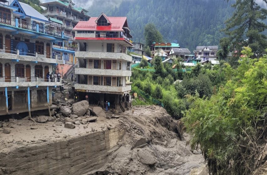 मुंबई में चार दिन से तेज बारिश, स्कूल-कॉलेज बंद; हिमाचल के कुल्लू में बादल फटा, दुकानें-सड़क बही