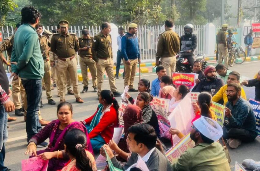  लखनऊ में 69,000 शिक्षक भर्ती अभ्यर्थियों का हंगामा: डिप्टी सीएम केशव प्रसाद मौर्य के आवास का घेराव, बोले- ‘दलितों को न्याय दो, कीड़े-मकोड़े मत समझो