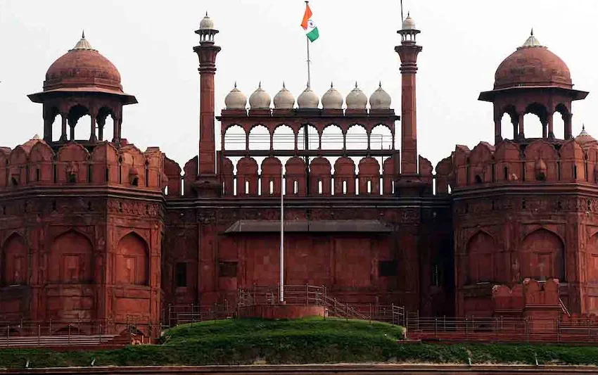  लाल किला की दीवारों का रंग काला क्यों पड़ रहा है? नई स्टडी में जहरीली हवा को बताया गया कारण