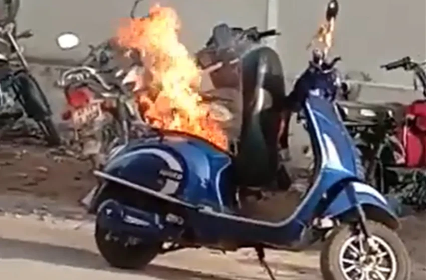  घर में चार्ज हो रही इलेक्ट्रिक स्कूटी की बैटरी में विस्फोट, आग लगने से बुजुर्ग दंपति की दर्दनाक मौत