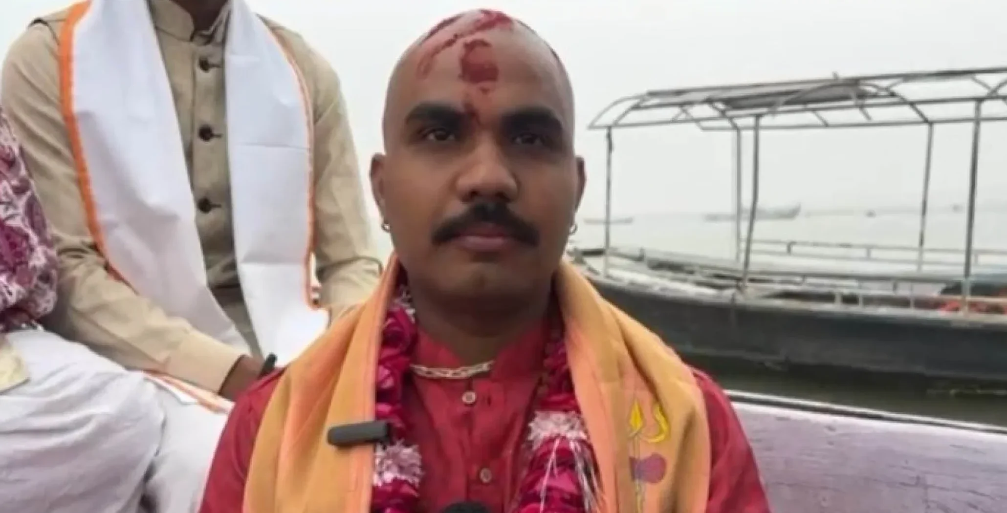 आस्था की नई राह: काशी में गंगा की लहरों के बीच असद खान बने ‘अथर्व त्यागी’, 21 ब्राह्मणों ने वैदिक मंत्रोच्चार के साथ कराई घर वापसी