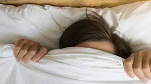  Hidden Truth of Cozy Sleep: रजाई में मुंह ढककर सोना क्यों लगता है इतना अच्छा? अंदर की हवा और सेहत का गणित।