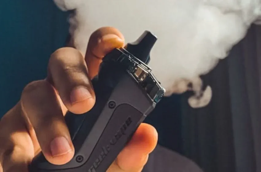  संसद में ‘ई-सिगरेट’ विवाद: TMC सांसद पर BJP का हमला, सौगत रॉय को बाहर धूम्रपान करते कैमरे में पकड़ा गया