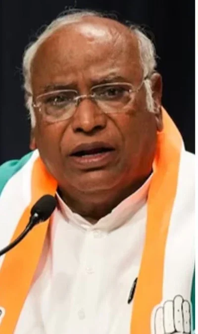 कांग्रेस के 140 साल: स्थापना दिवस पर मल्लिकार्जुन खड़गे का हुंकार, कहा- ‘संविधान और लोकतंत्र की रक्षा हमारा संकल्प’