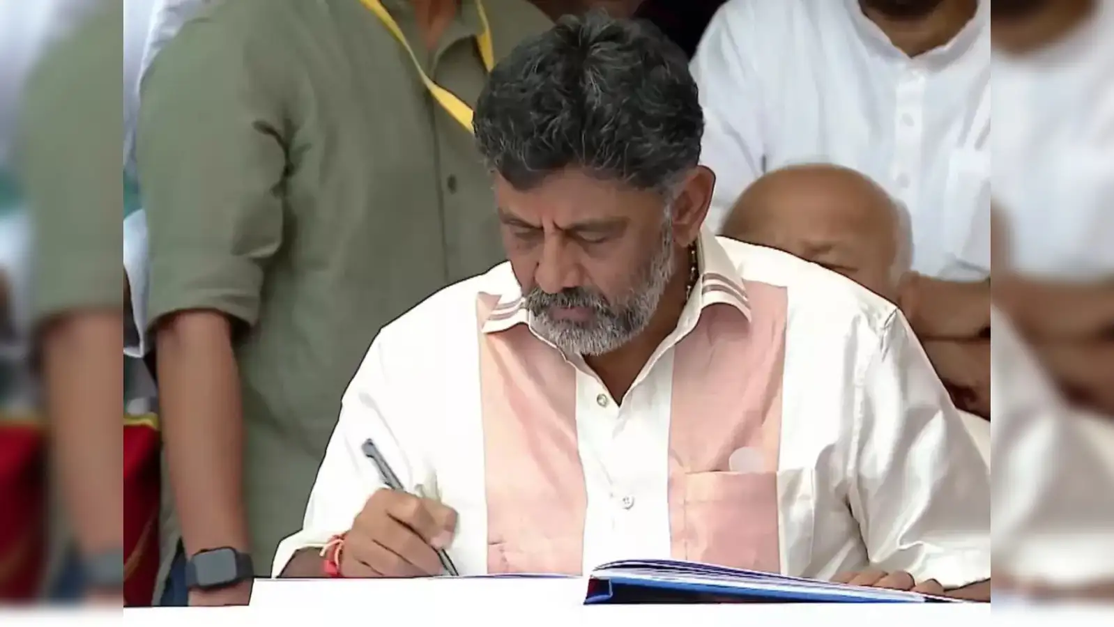 मनरेगा का नाम बदलने और फंडिंग कटौती पर छिड़ा सियासी संग्राम: डीके शिवकुमार ने केंद्र पर साधा निशाना