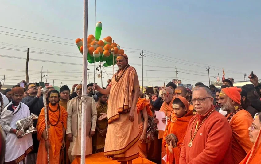  माघ मेला विवाद में नया मोड़: गणतंत्र दिवस पर स्वामी अविमुक्तेश्वरानंद ने फहराया तिरंगा, राष्ट्रगान गाया; धरने पर बैठे रहे, सुरक्षा कड़ी