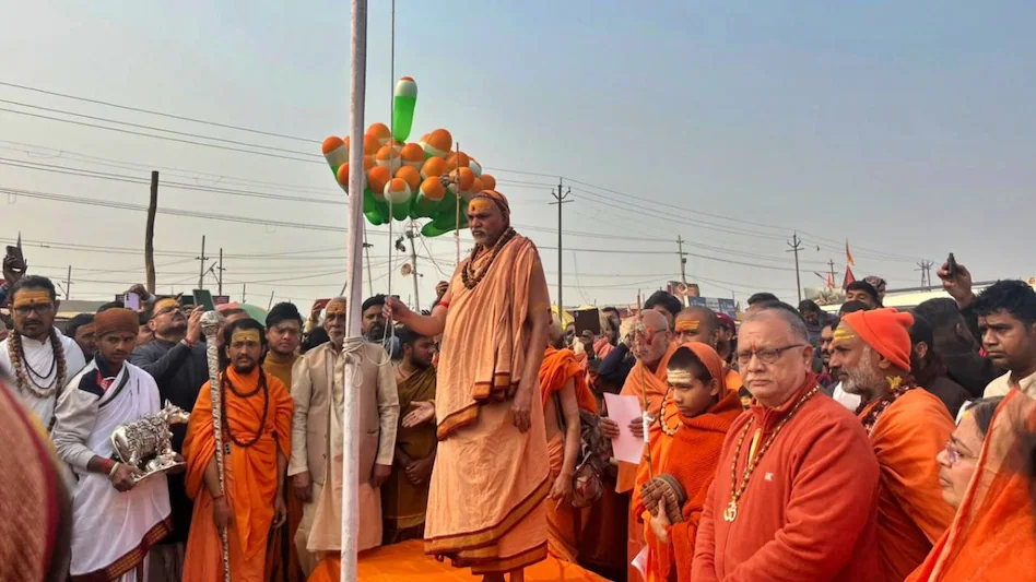 माघ मेला विवाद में नया मोड़: गणतंत्र दिवस पर स्वामी अविमुक्तेश्वरानंद ने फहराया तिरंगा, राष्ट्रगान गाया; धरने पर बैठे रहे, सुरक्षा कड़ी