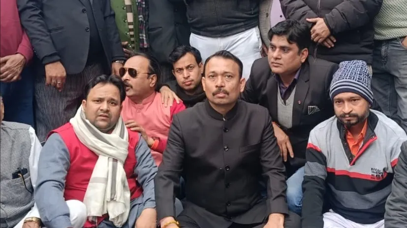 बरेली में हाई-वोल्टेज ड्रामा: निलंबित पीसीएस अलंकार अग्निहोत्री शहर से बाहर रवाना, समर्थकों का भारी हंगामा और पुलिस से तीखी झड़प