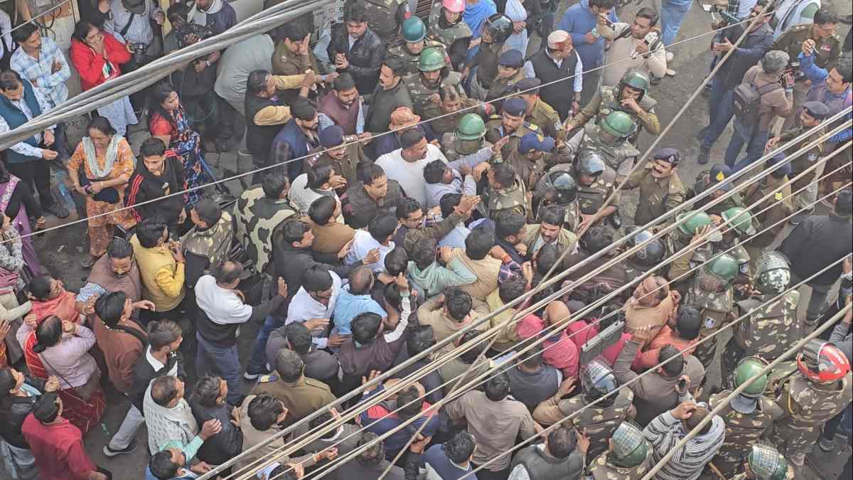 भागीरथपुरा में सियासी घमासान: कांग्रेस नेताओं को दिखाए गए काले झंडे