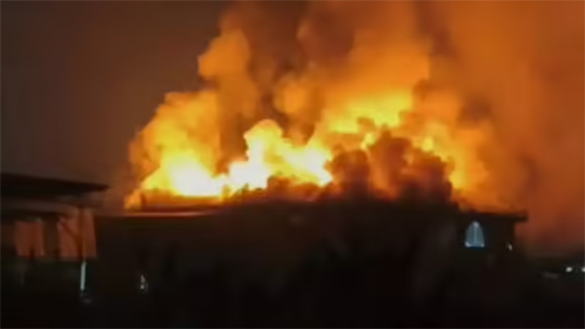 दिल्ली: आदर्श नगर स्थित मेट्रो क्वार्टर में भीषण आग, पति-पत्नी और मासूम बच्ची की दर्दनाक मौत