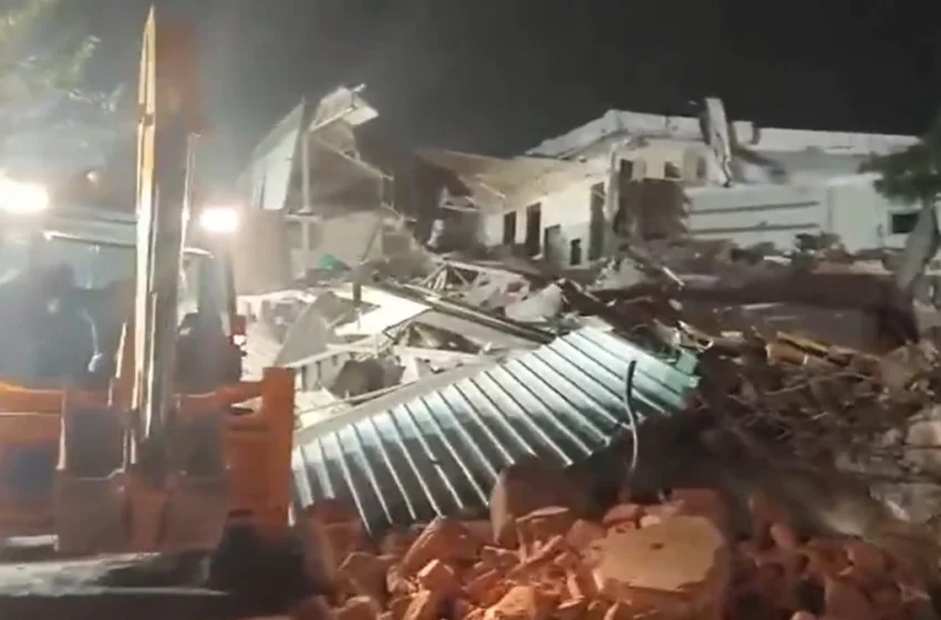  दिल्ली के तुर्कमान गेट पर भारी तनाव के बीच चला एमसीडी का बुलडोजर: फैज-ए-इलाही मस्जिद के पास अतिक्रमण जमींदोज