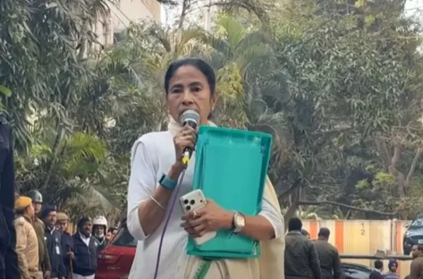  आक्रामक रुख: “जांच नहीं, डेटा चुराना है मकसद” – आई-पैक विवाद पर ममता बनर्जी का केंद्र पर प्रहार, ईडी की कार्रवाई के खिलाफ कानूनी घेराबंदी तेज।