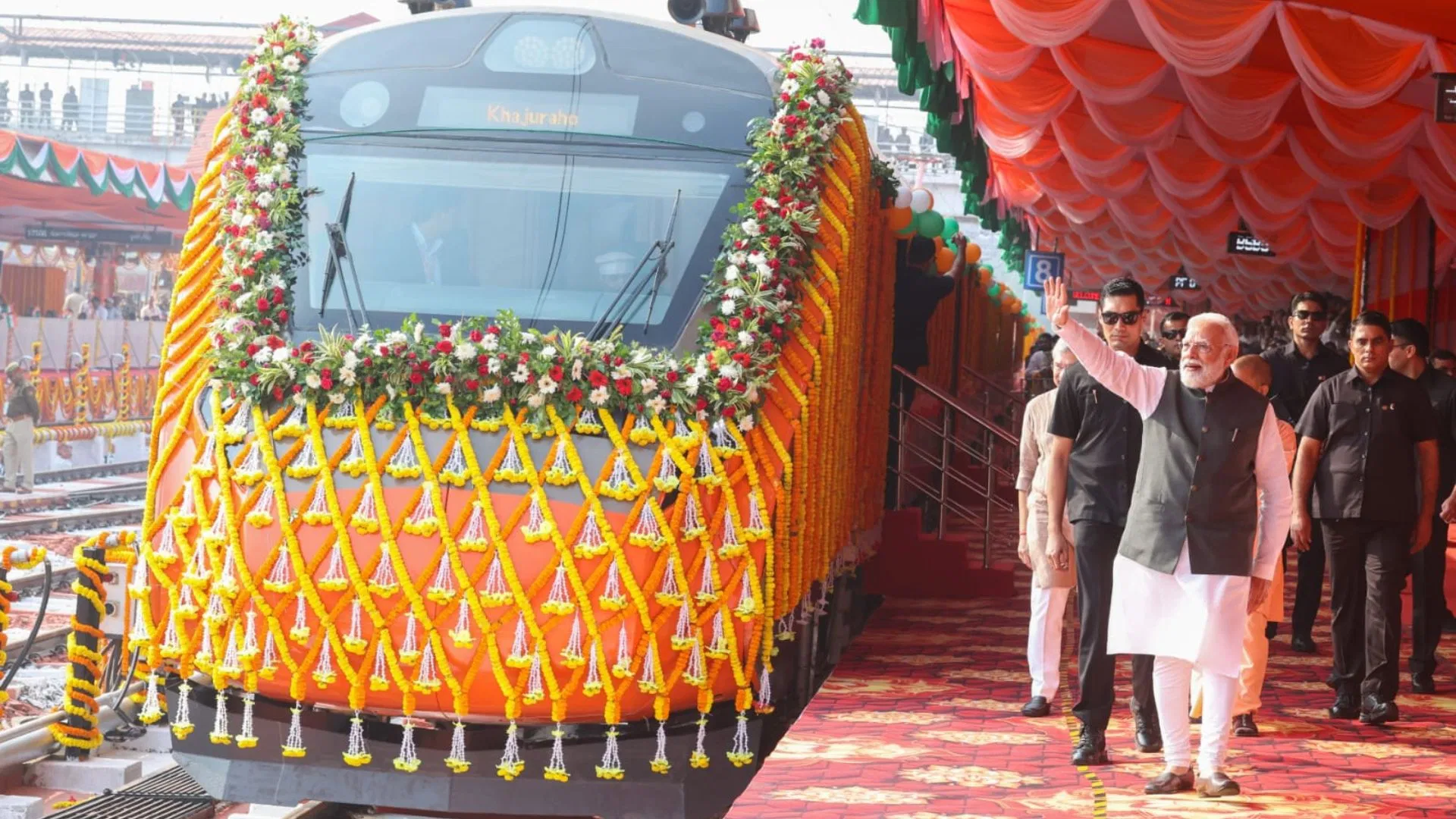 सिंगूर रैली में गरजे पीएम मोदी: “बीते 24 घंटे बंगाल के लिए ऐतिहासिक”, वंदे भारत स्लीपर और अमृत भारत ट्रेनों की दी सौगात