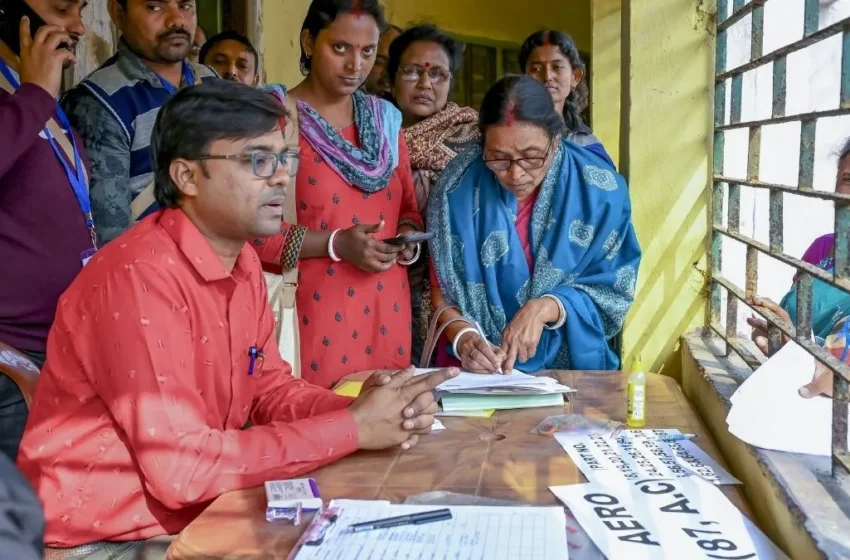  देश में SIR के तहत ड्राफ्ट वोटर लिस्ट में बड़े बदलाव: यूपी में 2.89 करोड़ नाम कटे, तमिलनाडु-गुजरात में भी लाखों वोटर्स बाहर