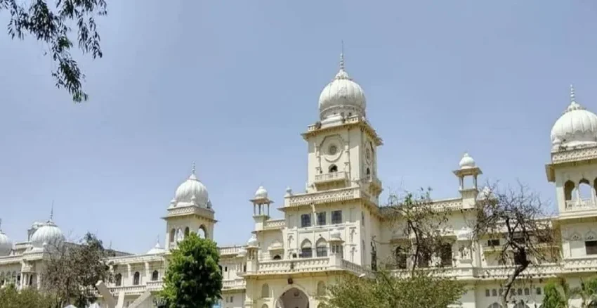  लखनऊ विश्वविद्यालय में UGC के नए नियमों पर संग्राम: छात्रों ने गेट नंबर 1 पर किया प्रदर्शन, बोले— ‘छात्रों को आपस में लड़ाने की साजिश’