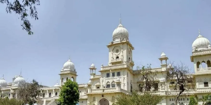 लखनऊ विश्वविद्यालय में UGC के नए नियमों पर संग्राम: छात्रों ने गेट नंबर 1 पर किया प्रदर्शन, बोले— ‘छात्रों को आपस में लड़ाने की साजिश’