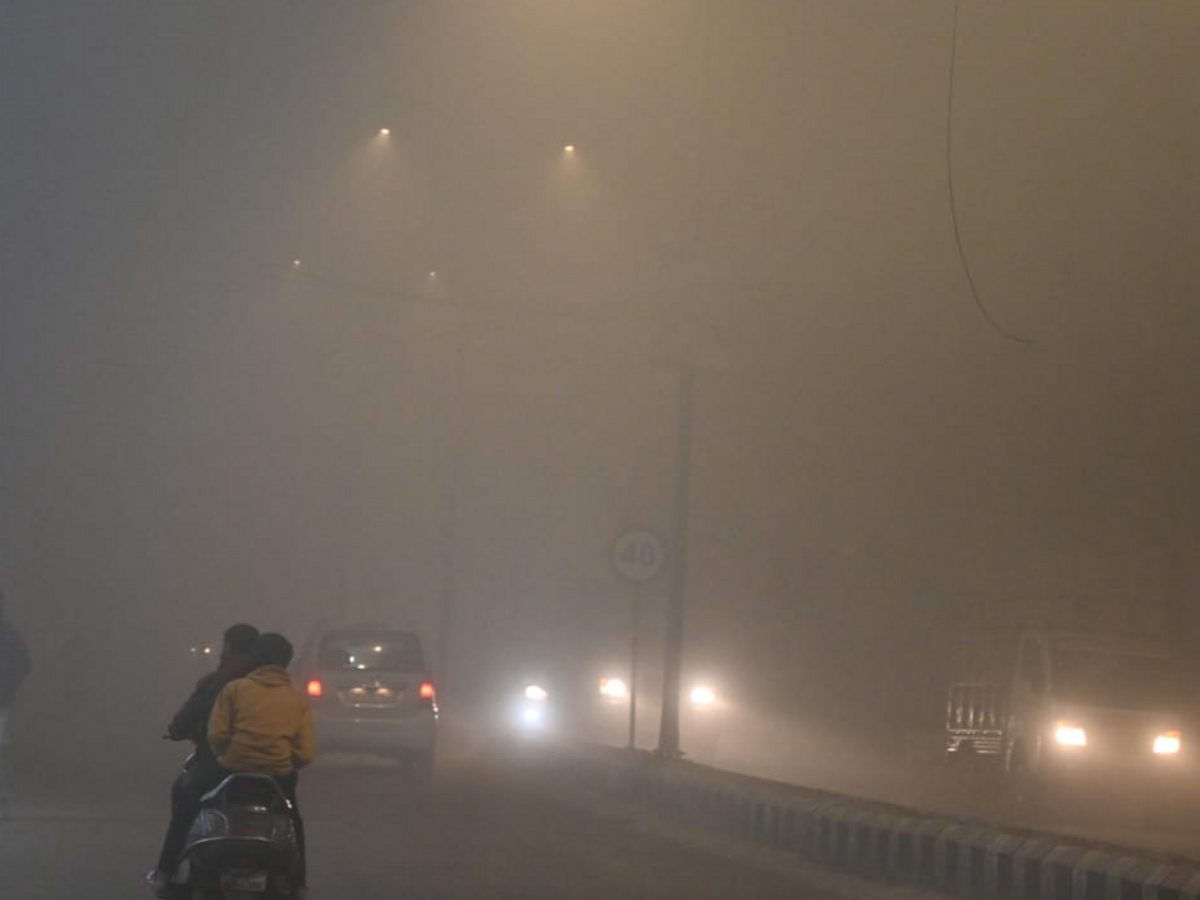 अलीगढ़ में कड़ाके की ठंड और घने कोहरे का कहर: डीएम ने कक्षा 8 तक के स्कूलों में 10 जनवरी तक घोषित किया अवकाश