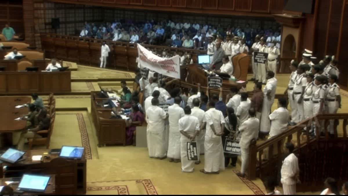 केरल विधानसभा में सबरीमाला स्वर्ण चोरी कांड पर भारी हंगामा: तस्वीरों की सियासत के बीच विपक्ष का वॉकआउट