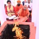 महाशिवरात्रि पर भी जनसेवा अनुष्ठान जारी: गोरखनाथ मंदिर में सीएम योगी ने 150 लोगों से सुनी समस्याएं, अधिकारियों को दिए त्वरित निस्तारण के निर्देश; गोशाला में ‘भोलू’ को दुलारा, बच्चों पर लुटाया प्यार