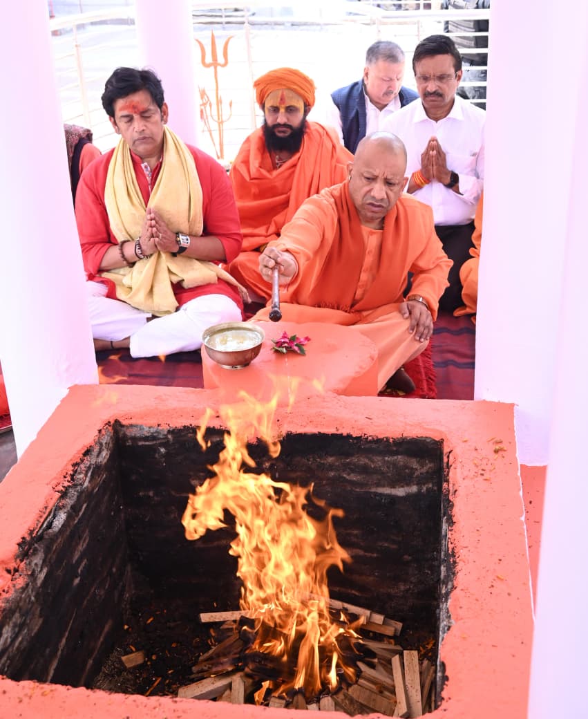 महाशिवरात्रि पर भी जनसेवा अनुष्ठान जारी: गोरखनाथ मंदिर में सीएम योगी ने 150 लोगों से सुनी समस्याएं, अधिकारियों को दिए त्वरित निस्तारण के निर्देश; गोशाला में ‘भोलू’ को दुलारा, बच्चों पर लुटाया प्यार